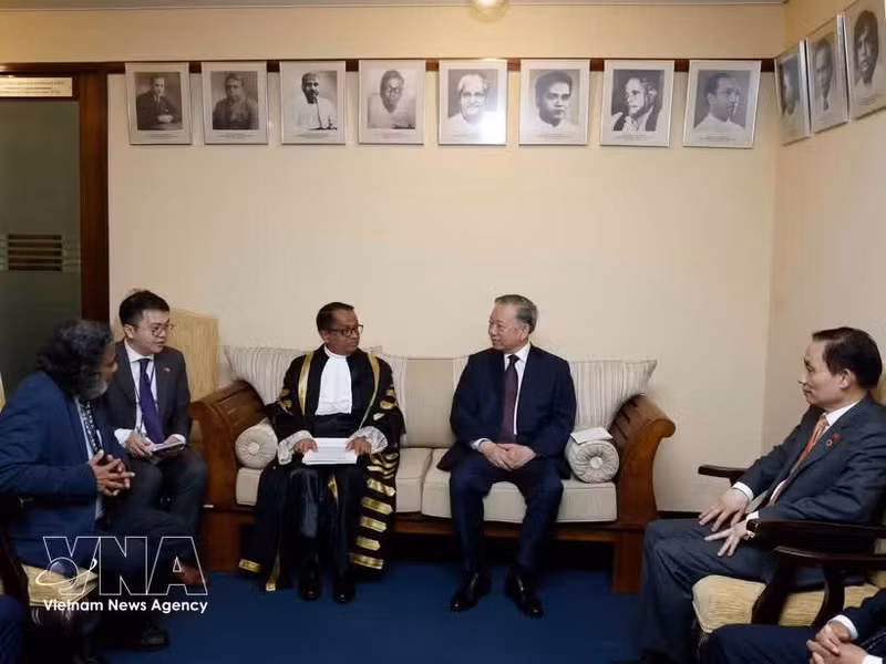 El secretario general del PCV y presidente de Vietnam, To Lam (segundo por la derecha), conversa con el presidente del Parlamento de Sri Lanka, Jagath Wickramaratne. (Foto: VNA)