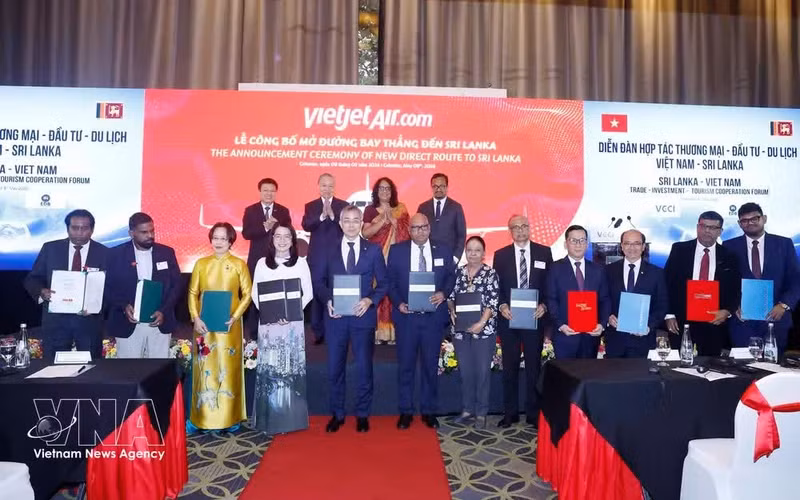 El secretario general del PCV y presidente de Vietnam, To Lam, la primera ministra de Sri Lanka, Harini Amarasuriya, y otros funcionarios presencian el intercambio de documentos de cooperación entre empresas de ambos países. (Foto: VNA)