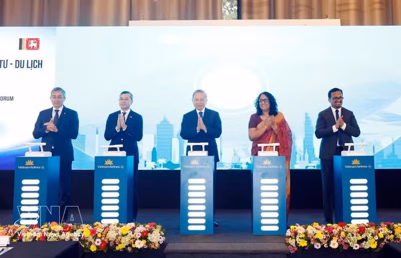 El secretario general del PCV y presidente de Vietnam, To Lam, la primera ministra de Sri Lanka, Harini Amarasuriya, y otros funcionarios inauguran la ruta aérea directa de Vietnam Airlines entre Ciudad Ho Chi Minh y Colombo. (Foto: VNA)