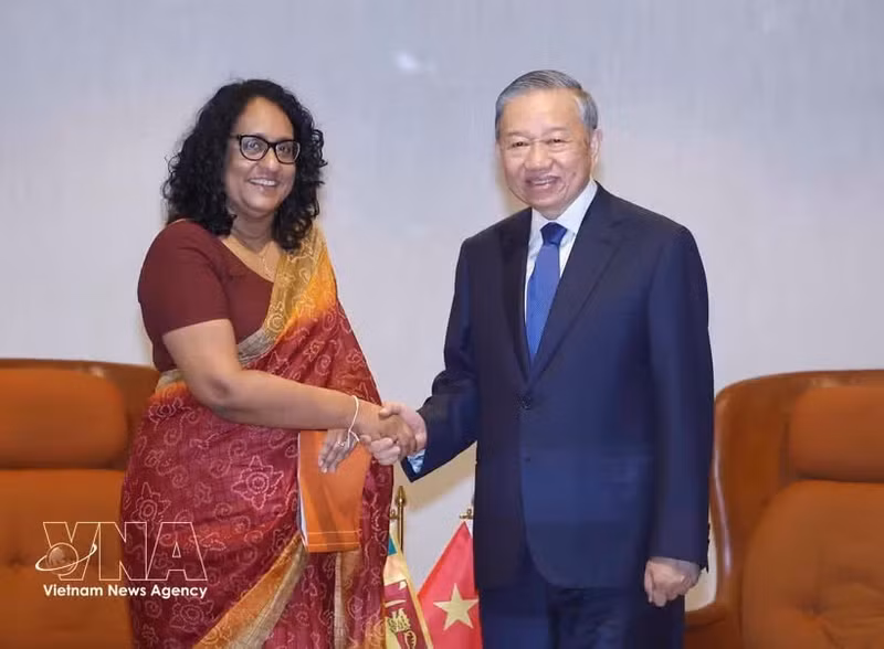 El secretario general del PCV y presidente de Vietnam, To Lam, se reúne con la primera ministra de Sri Lanka, Harini Amarasuriya. (Foto: VNA)