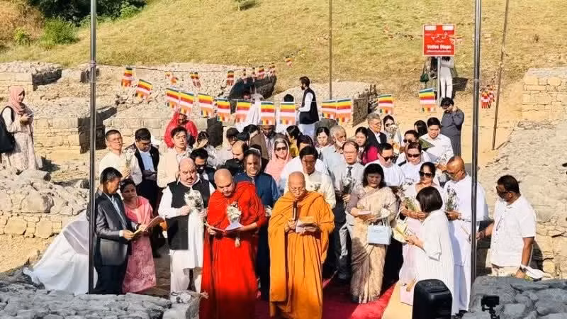 Delegados internacionales y monjes budistas realizan rituales durante el evento. (Fotografía proporcionada por la Embajada de Vietnam en Pakistán)