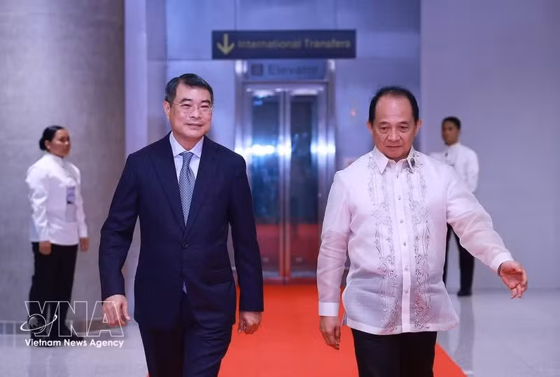 El primer ministro Le Minh Hung (izquierda) concluye su participación en la 48ª Cumbre de la ASEAN en Cebú, Filipinas. (Foto: VNA)
