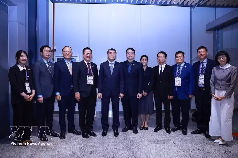 El primer ministro Le Minh Hung (quinto desde la izquierda) y personal de la Embajada de Vietnam en Filipinas posan para una foto grupal. (Foto: VNA)