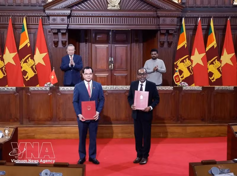 El secretario general del PCV y presidente de Vietnam, To Lam, y el presidente esrilanqués, Anura Kumara Dissanayaka, presencian la ceremonia de firma de los documentos de cooperación entre ambos países el 8 de mayo de 2026. (Foto: VNA)