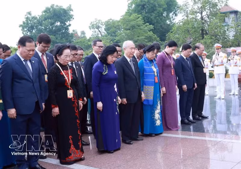 Los delegados colocan ofrendas florales en homenaje a héroes y mártiress. (Foto: VNA)
