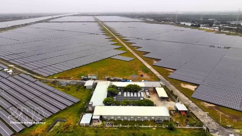 La central solar Trung Nam Tra Vinh, en la provincia de Tra Vinh, proporciona aproximadamente 250 millones de kilovatios hora de electricidad al año. (Foto: VNA)