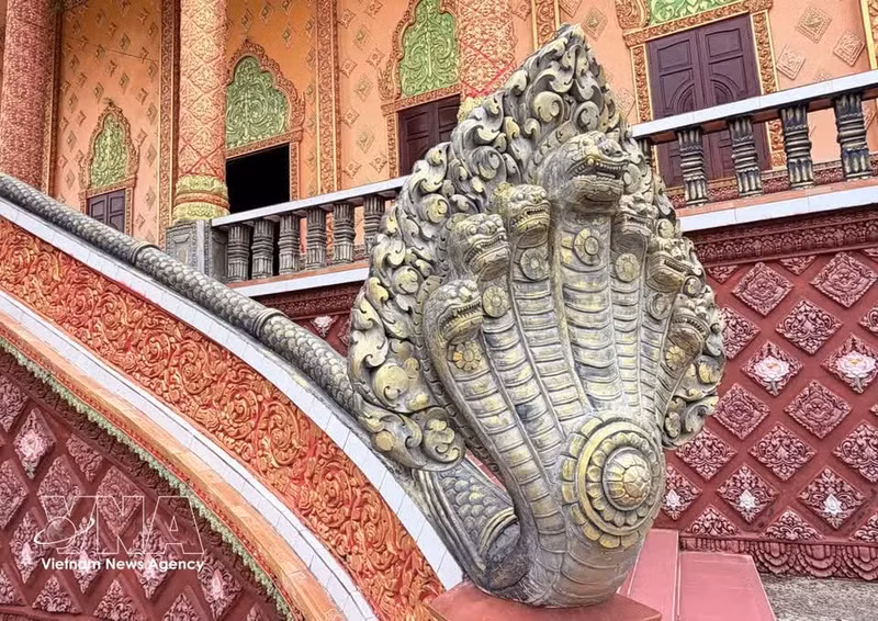 Relieves del dragón sagrado Naga finamente tallados a lo largo de los senderos del recinto del templo. (Foto: VNA)