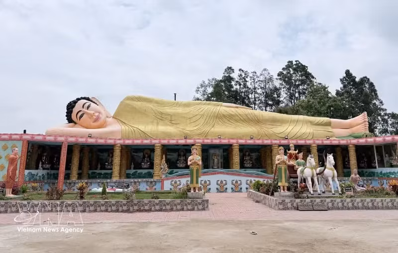 La estatua del Buda reclinado entrando en el Nirvana, de 100 metros de longitud, en la pagoda Serey Meang Kol Sa Kor. (Foto: VNA)