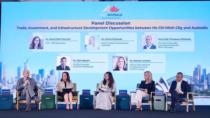 Los delegados participan en el debate temático sobre oportunidades de comercio, inversión y desarrollo de infraestructura entre Ciudad Ho Chi Minh y Australia.