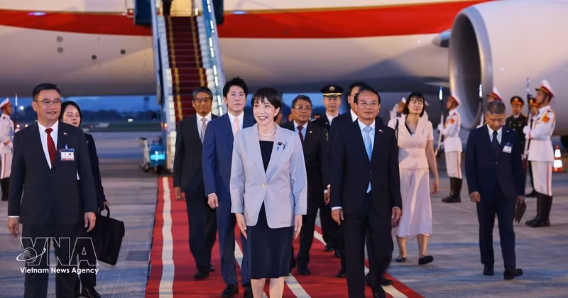La primera ministra japonesa, Takaichi Sanae, llega a Hanói para iniciar su visita oficial a Vietnam. (Foto: VNA)