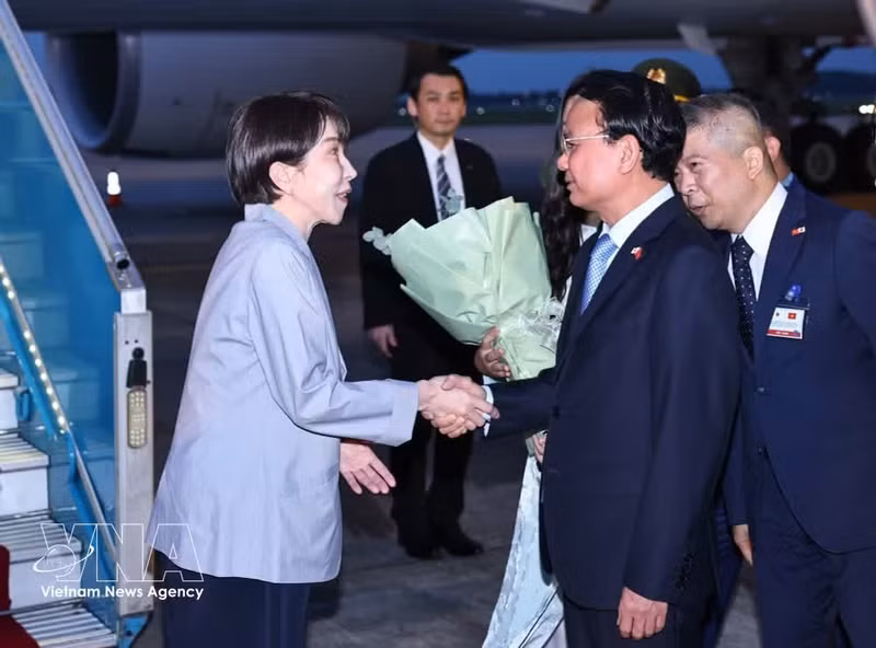La primera ministra japonesa, Takaichi Sanae, es recibida en el aeropuerto internacional de Noi Bai por el ministro y presidente de la Oficina del Gobierno, Dang Xuan Phong. (Foto: VNA).