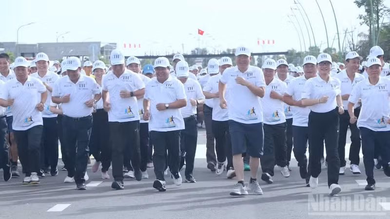 Los dirigentes de Ca Mau, junto con sus delegados, participan en la carrera.