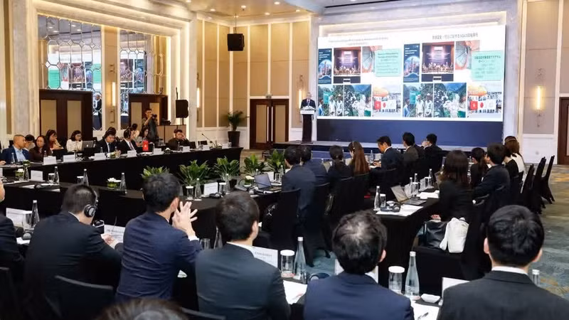 El seminario de alto nivel sobre la AOD de nueva generación, titulado “Préstamo programático para la transición verde hacia el crecimiento verde y el fortalecimiento de la resiliencia frente al cambio climático”, se celebra la mañana del 18 de marzo de 2026 en Hanói, bajo los auspicios de la Agencia de Cooperación Internacional de Japón (JICA) y el Ministerio de Finanzas de Vietnam.