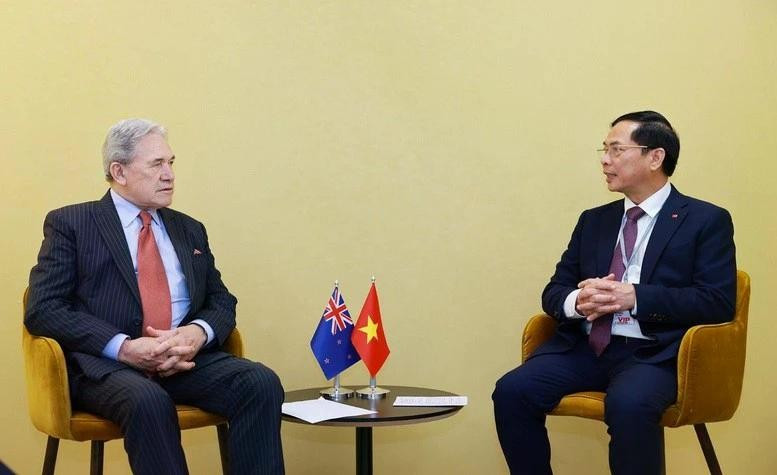 El vicepremier y canciller de Vietnam, Bui Thanh Son, (derecha) y el ministro de Relaciones Exteriores de Nueva Zelanda, Winston Peters. (Foto: VNA)