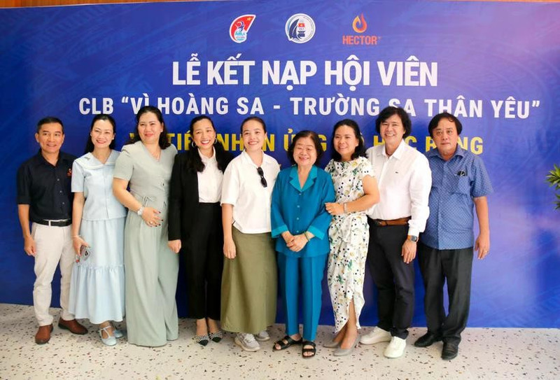 La exvicepresidenta Truong My Hoa se toma una foto de recuerdo con los directivos de la Empresa Lavite. (Foto: VNA)