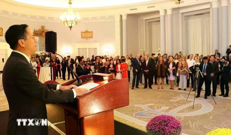 El embajador vietnamita en Canadá, Pham Vinh Quang, habla en la ceremonia conmemorativa por el Día Nacional de Vietnam en septiembre pasado. (Foto: VNA)