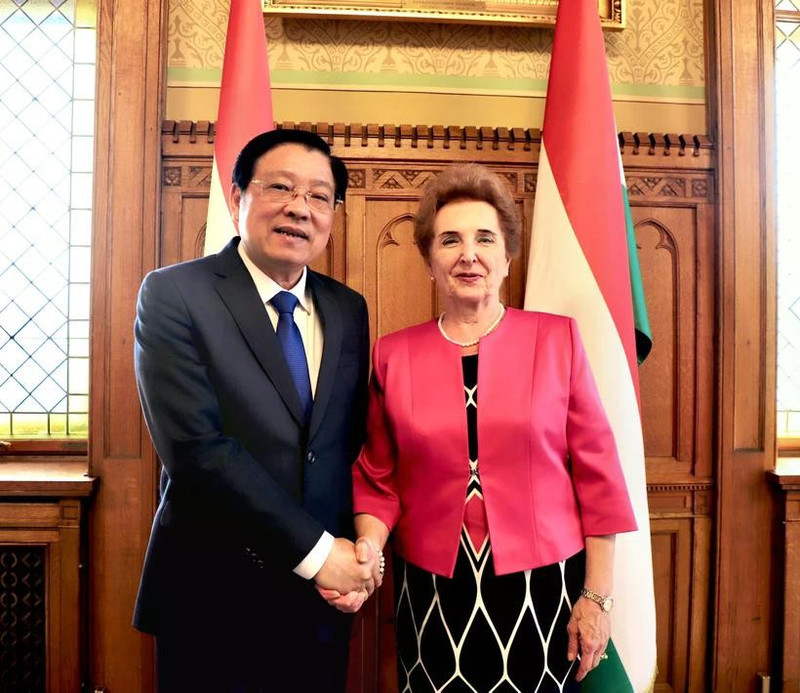 Phan Dinh Trac, miembro del Buró Político, secretario del Comité Central del PCV y jefe de su Comisión de Asuntos Internos, y Marta Mátrai, primera vicepresidenta de la Asamblea Nacional húngara. (Foto: VNA)