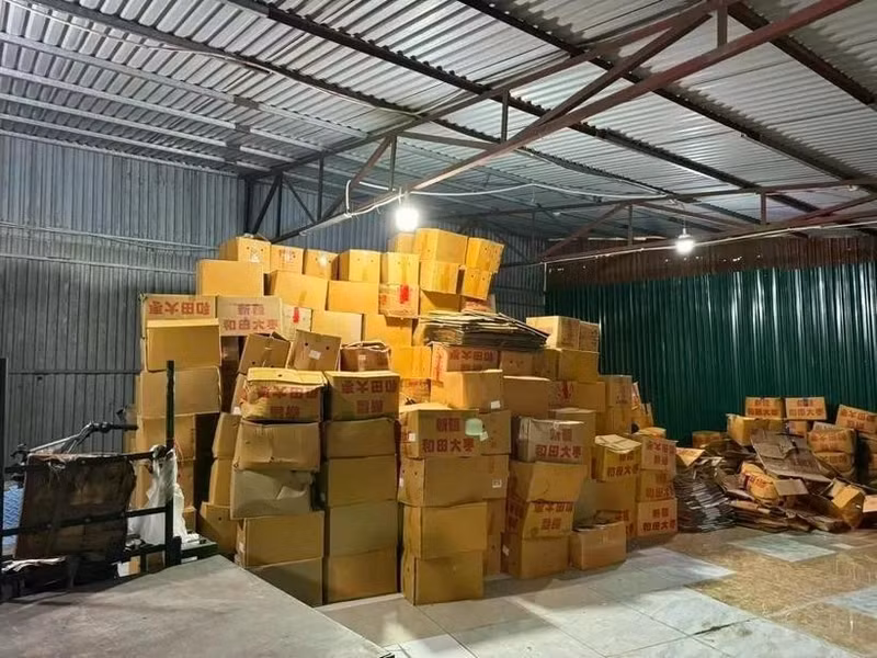 Las autoridades incautaron más de cuatro toneladas de dátiles rojos secos de origen desconocido. (Foto: VNA)