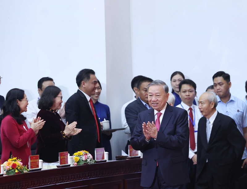 El máximo dirigente partidista asiste a la ceremonia de anuncio de las resoluciones sobre la reorganización administrativa en Ciudad Ho Chi Minh. (Foto: Thong Nhat / VNA)
