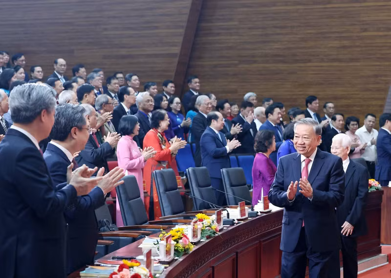 El secretario general del PCV, To Lam, asiste a la ceremonia de anuncio de la Resolución sobre la reorganización administrativa en Ciudad Ho Chi Minh. (Foto: Thong Nhat / VNA)