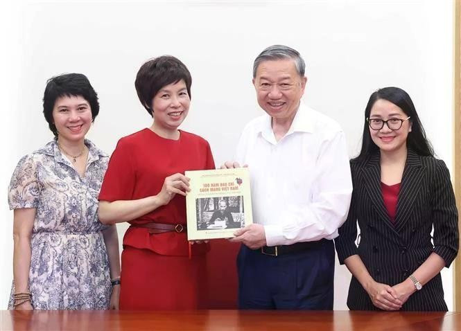 La directora general de la Agencia Vietnamita de Noticias (VNA), Vu Viet Trang, entrega al secretario general del Partido Comunista del país (PCV), To Lam, el libro de fotos bilingüe vietnamita-inglés “100 años de la Prensa Revolucionaria de Vietnam. (Foto: VNA)