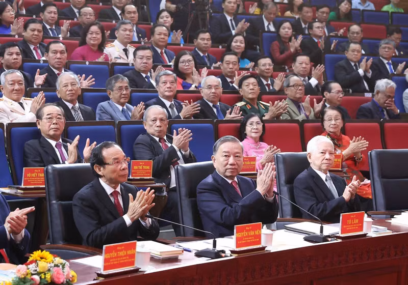 To Lam, acompañado por actuales y antiguos dirigentes del Partido y del Estado, en la ceremonia. (Foto: Thong Nhat / VNA)