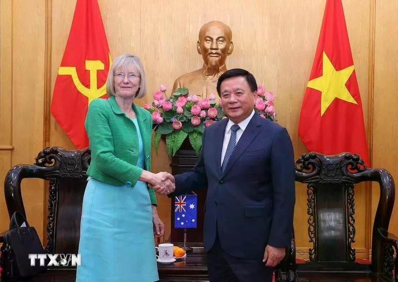 El director de la Academia Nacional de Política Ho Chi Minh y presidente del Consejo Teórico Central, Nguyen Xuan Thang, y la embajadora de Australia en Vietnam, Gillian Bird. (Foto: VNA)