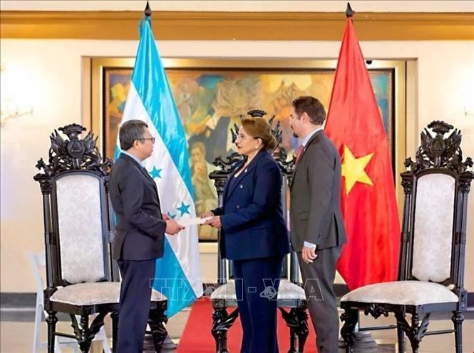 La presidenta de Honduras, Xiomara Castro, recibe a Nguyen Van Hai, embajador vietnamita en México y concurrente en Honduras, quien le presentó sus cartas credenciales. (Foto: VNA)