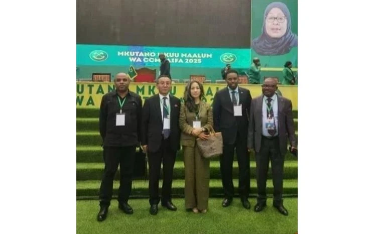 La embajadora vietnamita en Tanzania, Vu Thanh Huyen (centro) en el evento. (Foto: VNA)