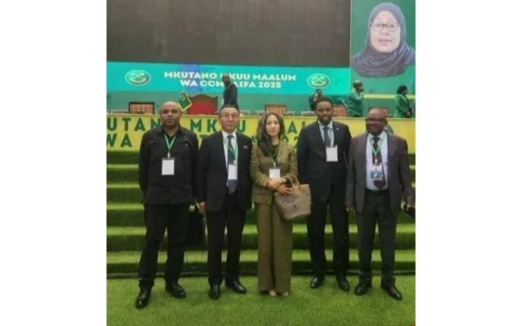 La embajadora vietnamita en Tanzania, Vu Thanh Huyen (centro) en el evento. (Foto: VNA)