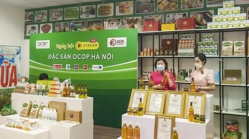 Promoción comercial y posicionamiento de la marca OCOP en Hanói. (Foto: doanhnghieptiepthi.vn)