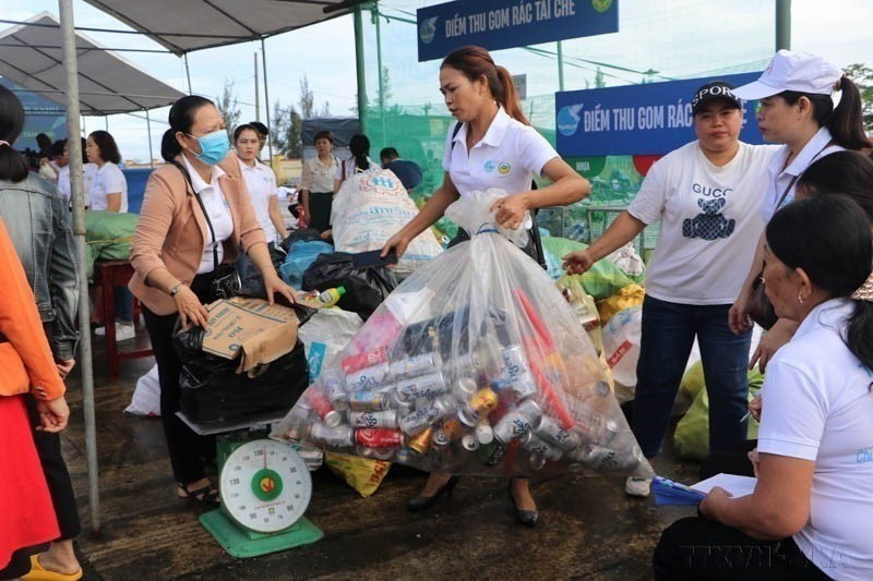 Mujeres del distrito de Binh Son, provincia de Quang Ngai, recolectan chatarra y botellas de plástico para contribuir al evento "Red verde – Unir manos por la protección del medio ambiente marino y la construcción de nuevas áreas rurales". (Foto: VNA)
