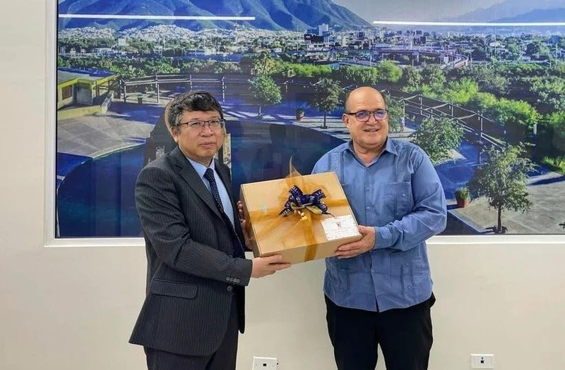 Rubén Zardoya, Rector de la Universidad Emiliano Zapata, entrega un souvenir al Embajador de Vietnam en México, Nguyen Van Hai. (Foto: VNA)