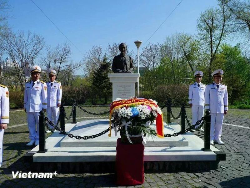 Ceremonia de ofrenda floral en el Monumento a Ho Chi Minh en la ciudad rusa de Vladivostok. (Foto: VNA)