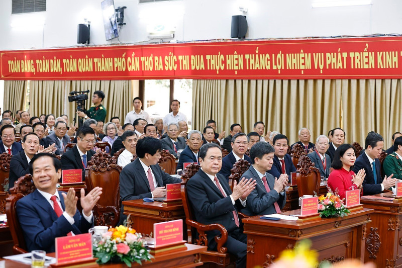 El presidente del Parlamento, Tran Thanh Man, y los delegados en la ceremonia. (Foto: VNA)