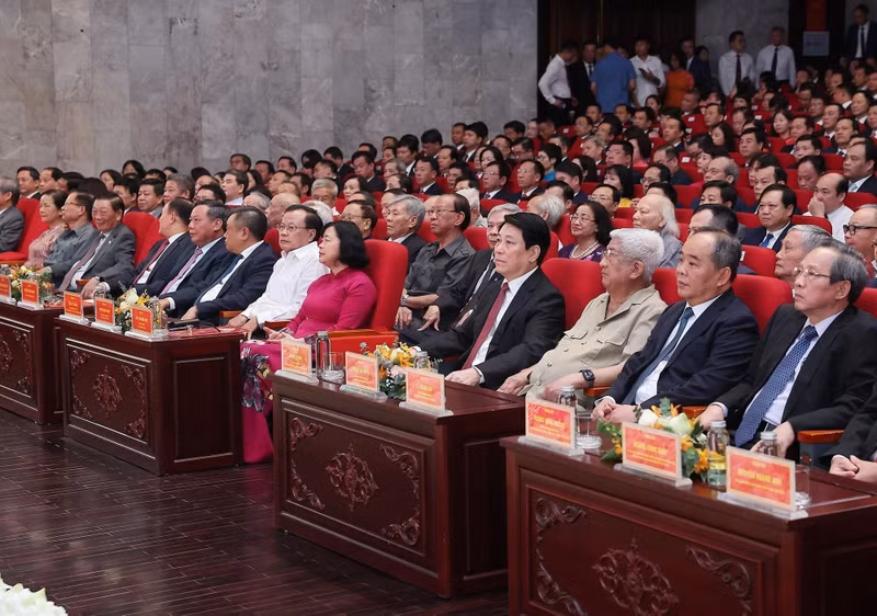 El presidente Luong Cuong junto a los delegados presentes en el acto celebrado en Hanói. (Foto: VNA)