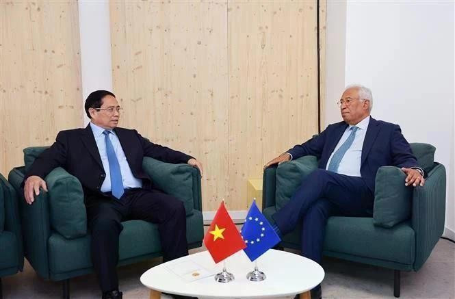 El primer ministro de Vietnam, Pham Minh Chinh (izq), mantiene una sesión de trabajo con el presidente del Consejo Europeo, Antonio Costa. (Foto: VNA)