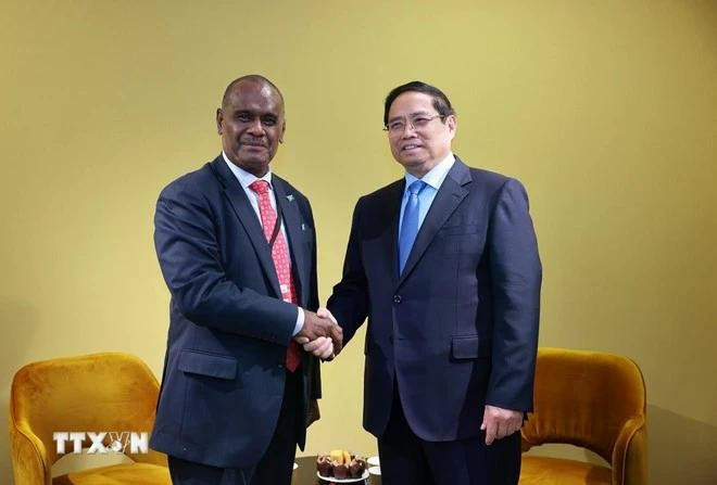 El primer ministro de Vietnam, Pham Minh Chinh (derecha), se reúne con su homólogo de las Islas Salomón, Jeremiah Manele. (Foto: VNA)