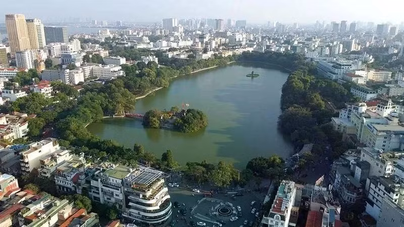 El lago Hoan Kiem, también conocido como el Lago de la Espada Restituida, es un monumento cultural en Hanói. (Foto: VNA)
