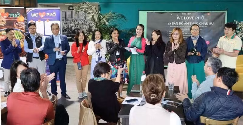 Miembros de la red "Amamos Pho" presentan un mapa de la gastronomía vietnamita en Europa. (Foto: VNA)