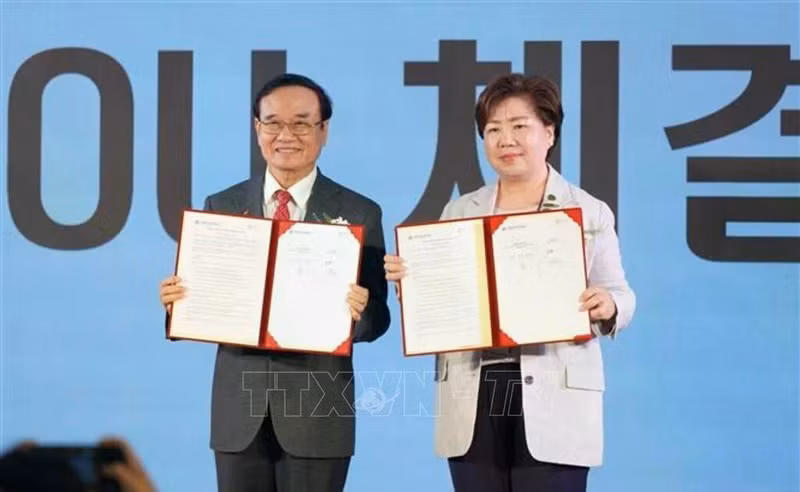 La firma del acuerdo entre la Universidad de Dong A y INK. (Foto: VNA)