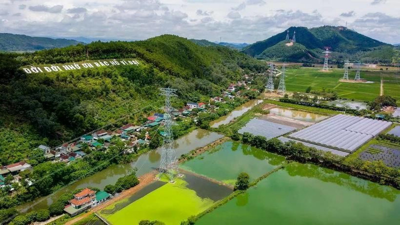 En septiembre de 2024, se finalizó el circuito 3 de la línea de transmisión de ultra alto voltaje de 500 KV Quang Trach - Pho Noi, lo que coadyuva a garantizar un suministro de energía estable para el norte y promover el desarrollo económico regional. (Foto: VNA)