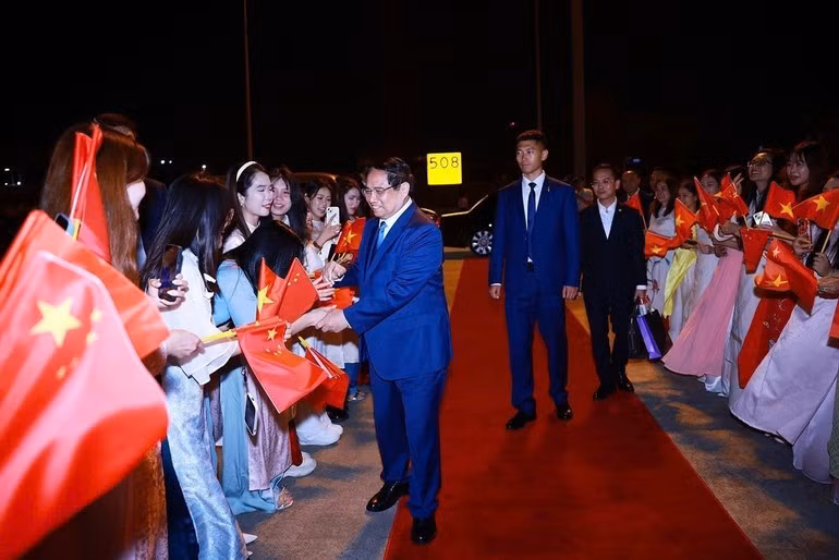 Ceremonia de despedida del primer ministro Pham Minh Chinh, quien finaliza su assitencia a la 16ª Reunión Anual del FEM en Tianjin y su visita de trabajo en China. (Foto: Duong Giang/VNA)