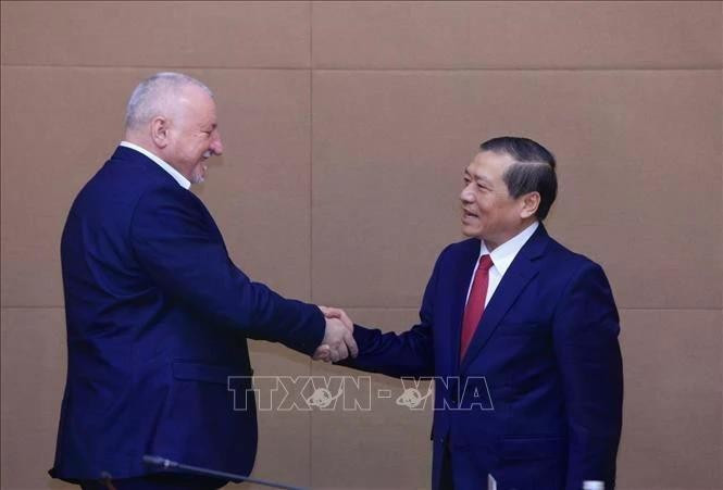 El miembro del Comité Central del Partido Comunista de Vietnam (PCV) y subdirector de su Comisión de Propaganda, Educación y Movilización de Masas, Lai Xuan Mon, y Komjáthi Imre, presidente del Partido Socialista Húngaro. (Foto: VNA)