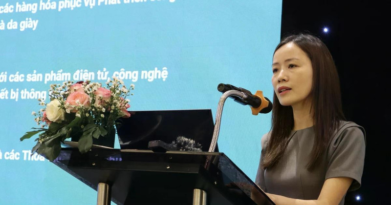 Le Thi Mai Anh, representante del Ministerio de Industria y Comercio, habla en el evento. (Foto: VNA)