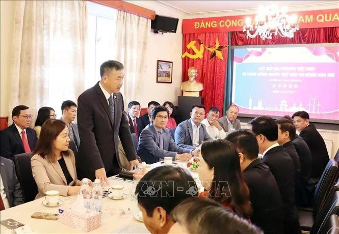 El embajador de Vietnam en Praga, Duong Hoai Nam, en el encuentro con los delegados empresariales. (Foto: VNA)
