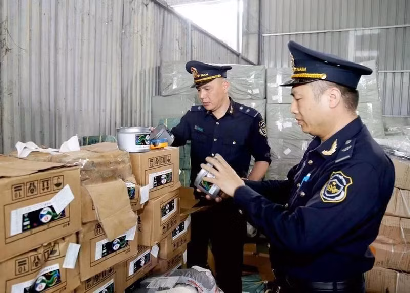 Agentes de aduanas del puesto fronterizo internacional de Huu Nghi (provincia de Lang Son) revisan las etiquetas de las mercancías importadas. (Foto: VNA)