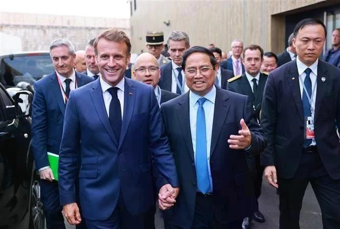 El primer ministro Pham Minh Chinh y el presidente francés, Emmanuel Macron. (Foto: VNA)