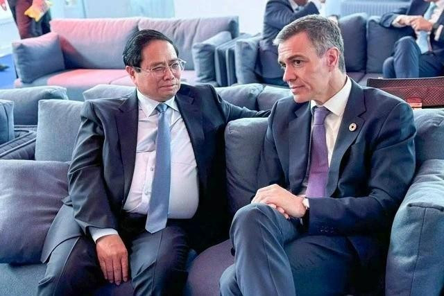 El primer ministro de Vietnam, Pham Minh Chinh (izq), y su homólogo español, Pedro Sánchez, (Foto: VNA)