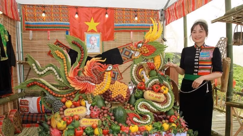 En el concurso de presentación de bandejas frutales. 